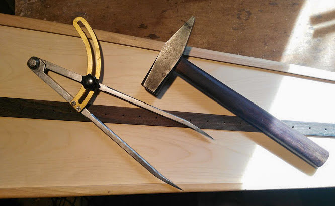 Hammer und Zirkel für den Harfenbau