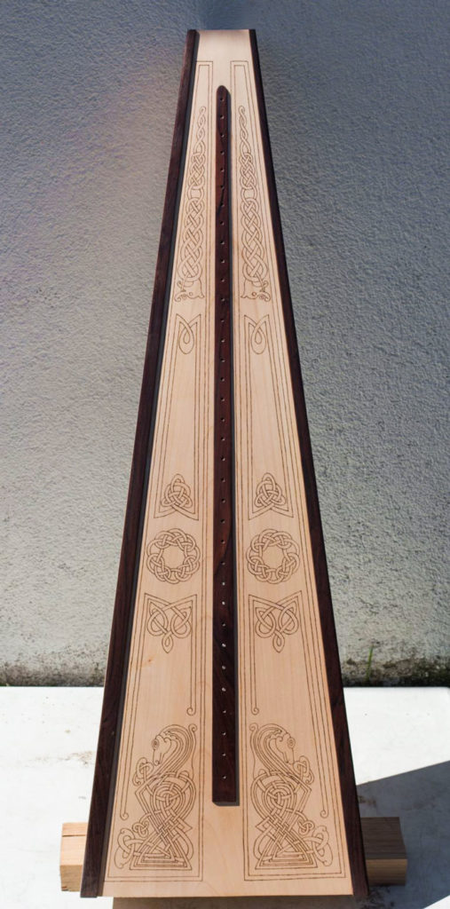 Holzbrandzeichnung auf der Ahorn-Resonanzdecke der Harfe